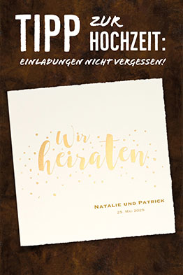 Bütten-Einladungskarten zur Hochzeit, mit goldener Schrift. Goldene Konfettis wirbeln um den Text. Die Karten werden nach links aufgeklappt.