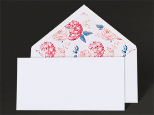 Abbildung des im Lieferumfang enthaltenen Kuverts mit Blumenfutter.