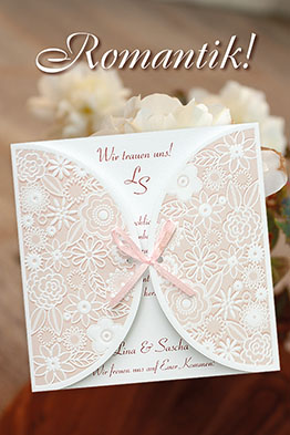 Romantische, rosa Einladungskarten mittig mit Schleife als Verschluss.