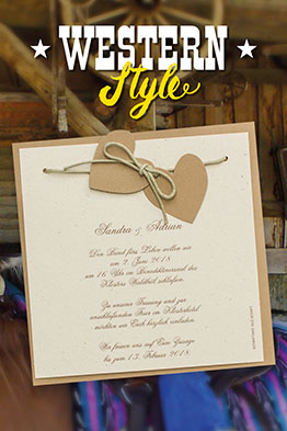 Quadratische Hochzeitseinladungen im Western-Style aus Kraftpapier und Strohpapier mit zwei angeknüpften Herzen.