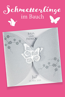 Silberne Einladungskarten mit zwei verschlungenen Schmetterlingen als Verschluss.