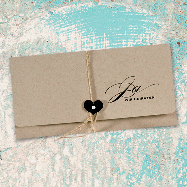 Elegante Einladungen zur Hochzeit im Vintage-Style, gearbeitet als Pocket-Karte mit einem kleinen schwarzen Herz als Verschluss.