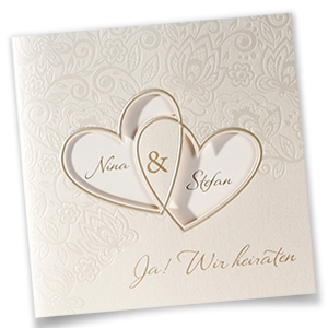 Elegante Hochzeitseinladungen mit zwei Herzen. Perlmuttartig schillernder Karton. Goldene Prägungen, Formstanzungen und Blumenmuster.