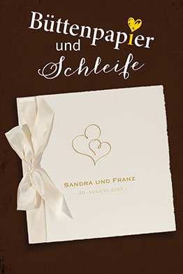 Klassische Hochzeitseinladungen aus Büttenpapier mit welligem Büttenrand. Zwei verschlungene Herzen in Goldfolien-Prägung.