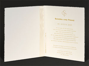 Aufgeklappte Hochzeitseinladung mit gedruckten Einladungstexten.