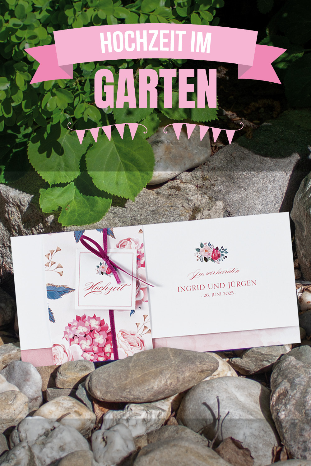 Einladungskarten zur Hochzeit, mit Banderole verschlossen. Blumenmotive und Rosa-Töne.