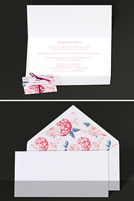 Aufgeklappte Karte mit gedruckten Einladungs-Texten. Kuvert innen mit Blumenmotiven.