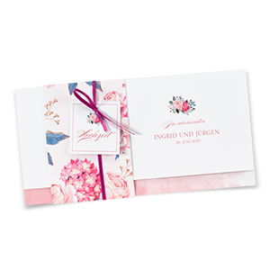 Einladungskarten zur Hochzeit, mit aufgedruckten aquarellartigen Rosen und Hortensien.