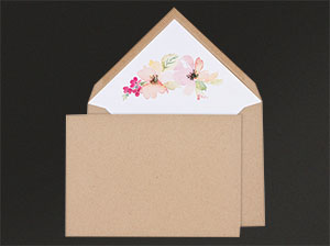 Das Kuvert aus Kraftpapier mit Blumenaquarell-Futter