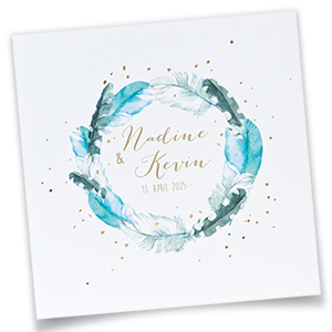 Quadratische, weiße Einladungskarte mit Federkranz- Aquarell in Blautönen und goldenen Konfettis.