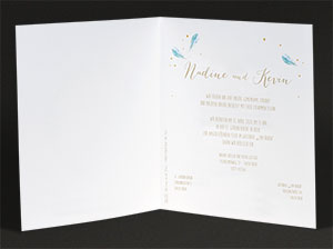 Aufgeklappte  Hochzeitseinladung mit eingedruckten Einladungstexten.