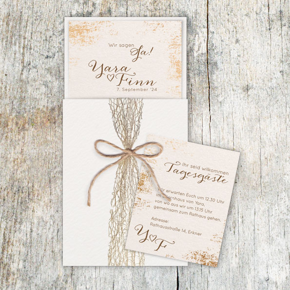 Einladungskarten zur BoHo Hochzeit mit goldenem Spitzenband und kleiner Zusatzkarte