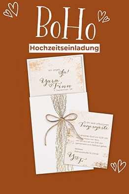 Einladungskarten zur BoHo Hochzeit mit goldenem Spitzenband und kleiner Zusatzkarte.