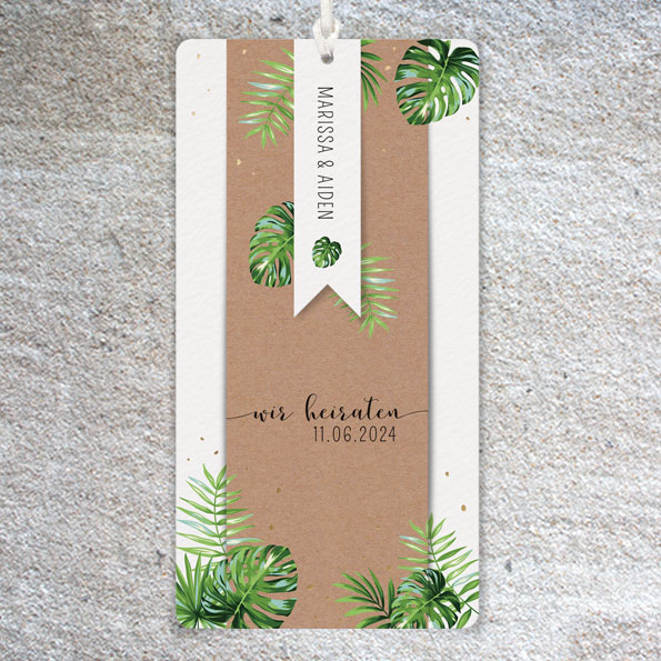 Einladungskarte zur Hochzeit, verziert mit grünen Blättern und angeknüpftem Anhänger.