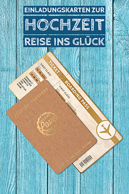 Originelle Hochzeitskarten Wedding-Passport und Boarding-Ticket vor Holz-Hintergrund.