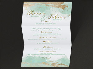 Abbildung der aufgeklappten, mintgrünen Einladungskarten zur Hochzeit.