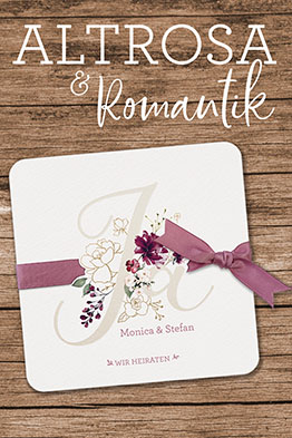 Hochzeitseinladungen, altrosa und romantisch. Matter, strukturierter Naturkarton in Kombination mit goldenen Foliendruck-Elementen. Blumendekor, sowie ein Satin-Band in Altrosa.