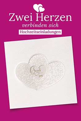 Weiße Hochzeitseinladungen mit zwei verschlungenen Herzen, die auch als Verschluss für die Karte dienen. Verziert mit stilisierten Blumenranken.