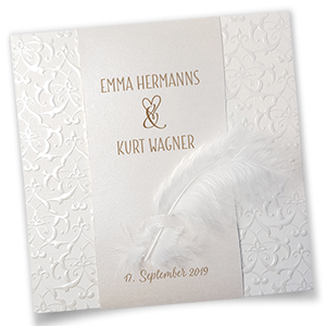 Weiße Hochzeitseinladungen mit angesteckter, weißer Feder.
