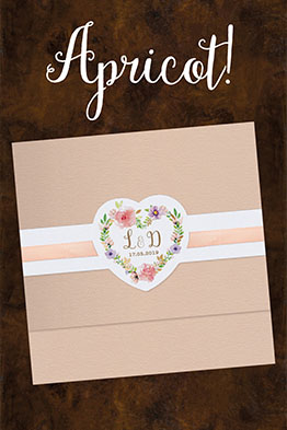 Einladungskarten, apricot mit Blumenschmuck und Banderole mit Herz. Schillernder Karton mit rosa Satinbändchen.