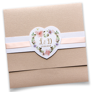 Hochzeitseinladungen, apricot, verziert mit Blumenschmuck. Umfasst von einer Papierbanderole in Herzform und einem Satinband. Gefertigt ist die Karte aus edel schillerndem Karton.