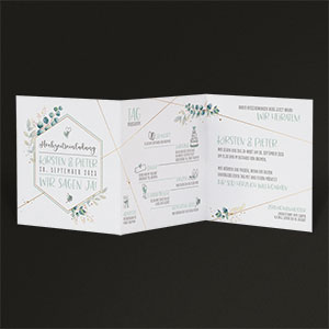 Aufgeklappte Einladungskarte mit gedruckten Einladungstexten