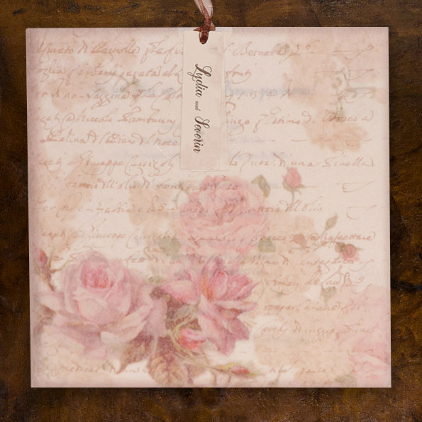 Abbildung der romantischen Hochzeitseinladungen mit Rosen im Vintage-Style