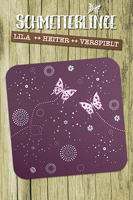 Lila Hochzeitseinladungen mit geprägten, glänzenden Schmetterlingen. Eine quadratische Karte mit abgerundeten Ecken.
