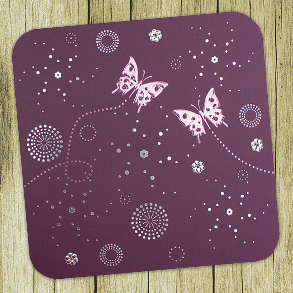 Lila Hochzeitseinladungen mit geprägten, glänzenden Schmetterlingen. Eine quadratische Karte mit abgerundeten Ecken.