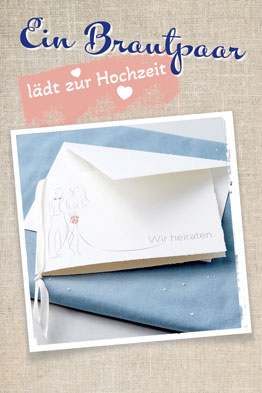 Weiße Hochzeitseinladungen mit Schleife und Kuvert.