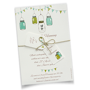 Hochzeitseinladungen zur Gartenhochzeit, umfasst von einer Kordel mit zwei Anhängern. Farbtöne in Creme, Grün und Türkis.