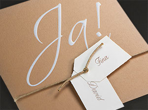 Hochzeitseinladungen – Vintage – Packpapier – Vergrößerung der weißen Schrift