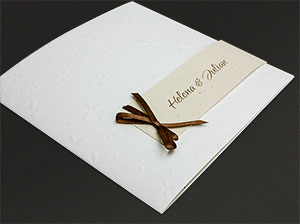 Weiße Hochzeitseinladungen mit brauner Schleife - Detail 1