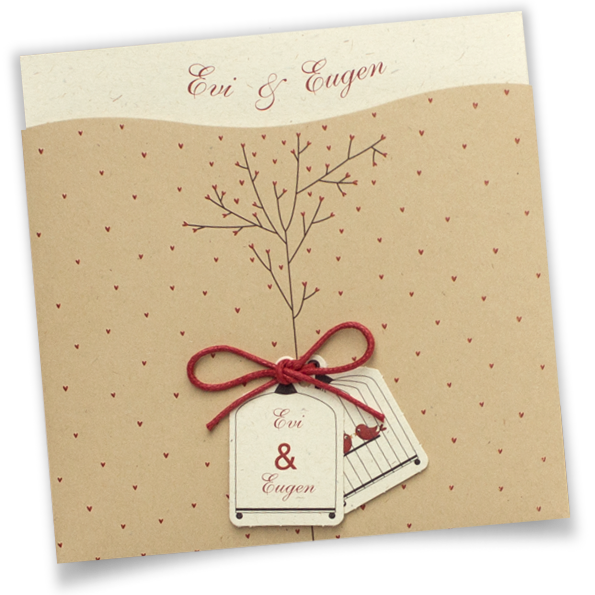 Verspielte Hochzeitseinladungen, vintage aus braunem Kraftpapier, rote Schleife mit zwei angeknüpften Anhängern.