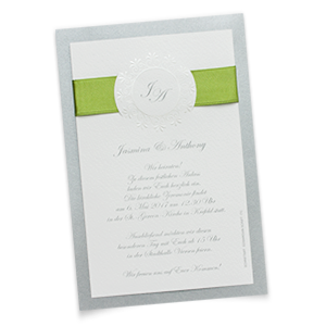 Silberne Hochzeitseinladungen mit grünem Band und weißem Karton.