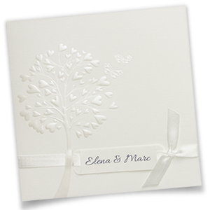 Weiße, romantische Hochzeitseinladungen. Viele Herzen bilden einen Baum.