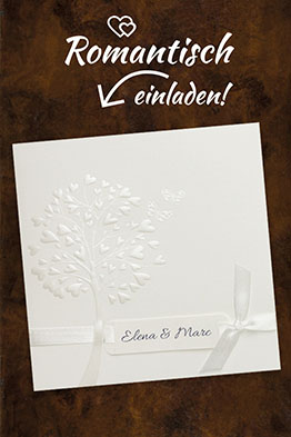 Weiße, romantische Hochzeitseinladungen mit geprägtem Baum. Laub in Hertform.