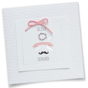 Weiße Hochzeitseinladungen mit Schnurrbart und rosa Schleife.