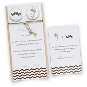 Vintage-Hochzeitseinladungen aus Kraftpapier mit Paketschnur.