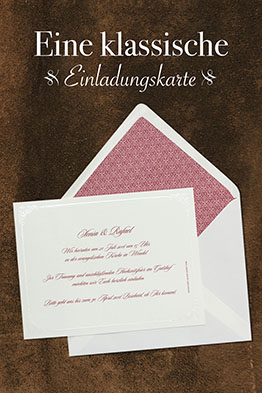 Klassische, Hochzeitseinladungen mit Kuvert vor Lederhintergrund.