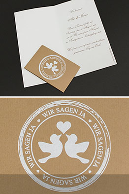 Aufgeklappte Einladungskarte, die rechte Seite mit Text bedruckt. Auf der linken Seite ist die braune Banderole platziert.