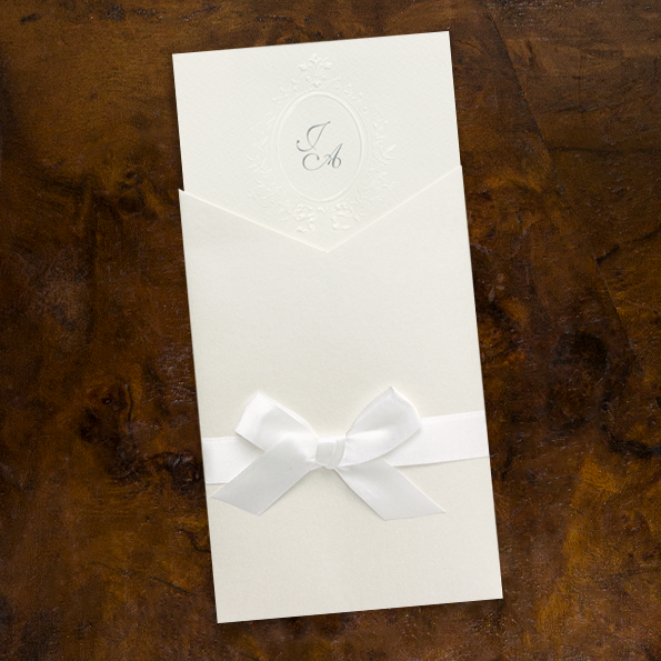 Hochzeitseinladungen, cremefarben mit weißer Schleife.