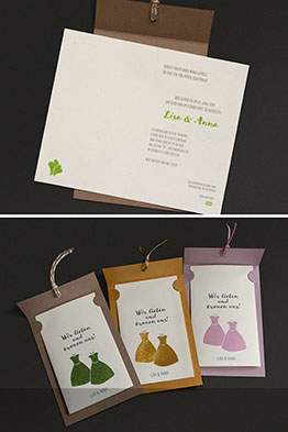 Aufgeklappter Texteinleger, auf der Hochzeitseinladung liegend, sowie verschiedene Farbvariationen der Hochzeitseinladungen. Grün, gold und rosa.