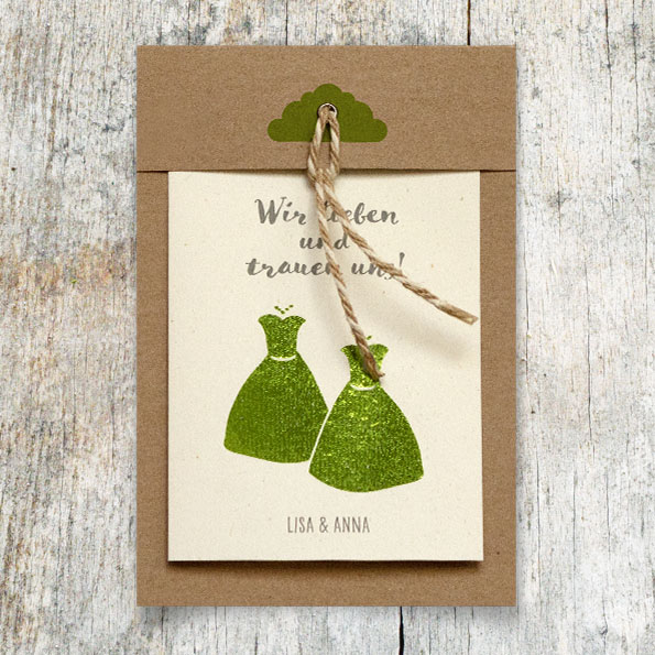 Hochzeitseinladungen zur Frauenhochzeit aus braunem Kraftkarton, cremefarbenem Textblatt mit grünem, glänzenden Foliendruck.