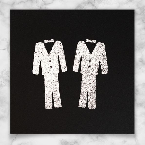 Hochzeitseinladungen zur Männerhochzeit aus schwarzem Karton mit silbernem, glänzenden Foliendruck.
