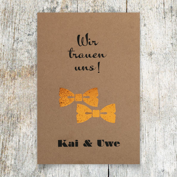 Hochzeitseinladungen zur Männerhochzeit aus braunem Kraftkarton mit kupfernem, glänzenden Foliendruck.